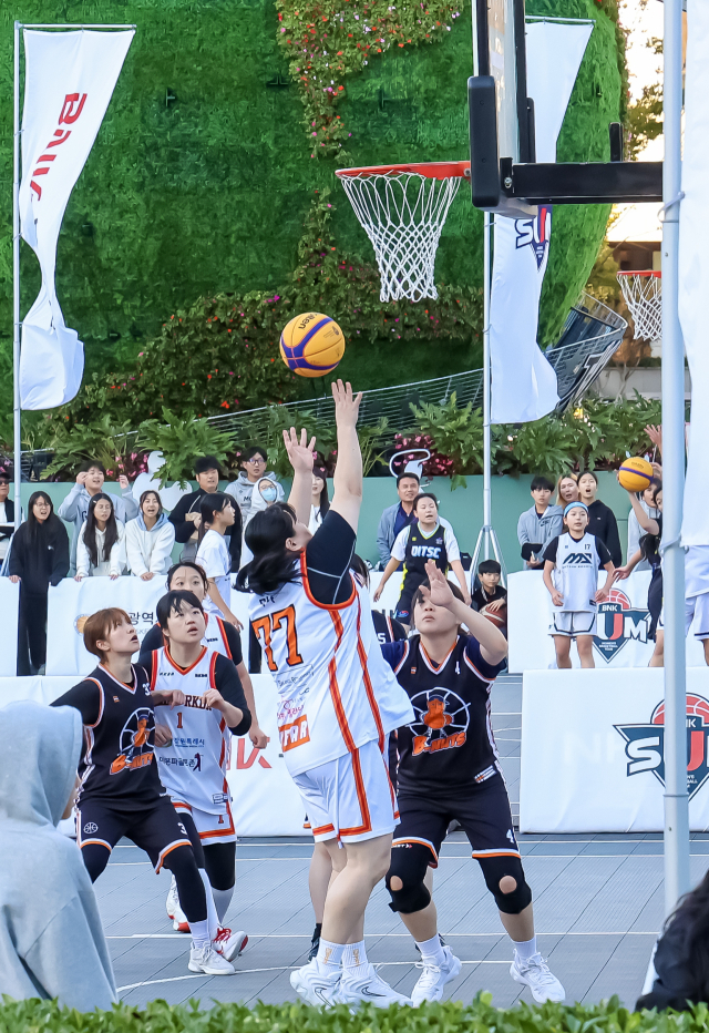 ‘제2회 BNK 썸 전국 3x3 농구대회 겸 2026 KXO 3x3 부산 STOP’이 오는 23~25일 부산 송도오션파크 특설코트에서 열린다. 사진은 지난해 대회 모습.부산일보DB.