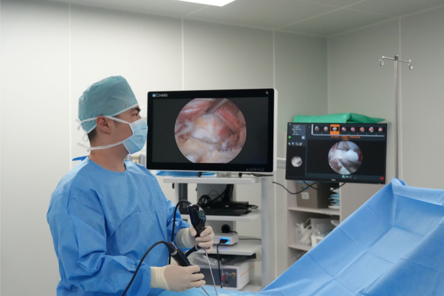 척추 유합술 수술을 받은 후에 허리 숙이는 자세를 많이 하면 ‘인접마디 증후군’이 유발될 수 있기 때문에 올바른 자세가 중요하다. 사진은 명지오션척병원 박도영 병원장이 척추관협착증 수술을 하고 있는 장면. 명지오션척병원 제공