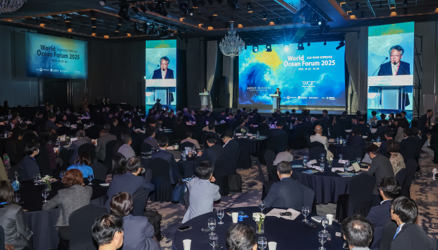 ‘초불확실성 시대, 파고를 넘어’를 주제로 지난해 10월 22일 개막한 ‘2025 제19회 세계해양포럼(WOF)’에서 해양미래학자 마틴 쾨링이 기조연설을 하고 있다. 김종진 기자 kjj1761@