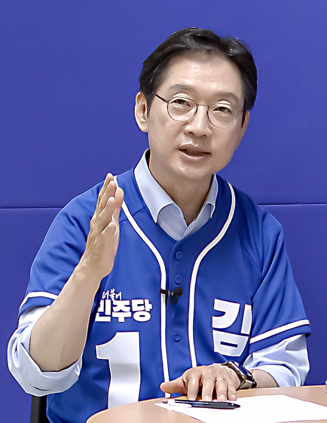 더불어민주당 김경수 경남지사 후보가 지난 16일 <부산일보>와의 인터뷰에서 부울경 메가시티를 지역소멸을 막을 해법으로 강조했다. 이경규 영상취재기자 lkk3735@
