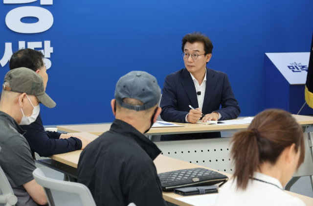 더불어민주당 전재수 부산시장 후보가 19일 오후 더불어민주당 부산시당에서 부산 형제복지원 피해자협의회 대표단과 면담을 하고 있다. 정종회 기자 jjh@