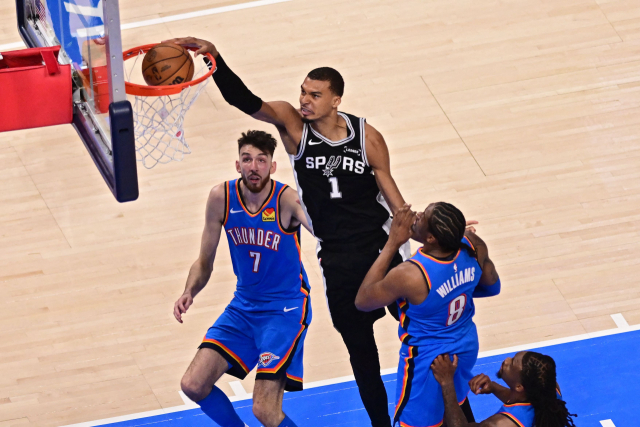 NBA 빅터 웸반야마(샌안토니오)가 19일 오클라호마시티와의 경기 2쿼터에서 덩크슛을 하고 있다. AFP 연합뉴스