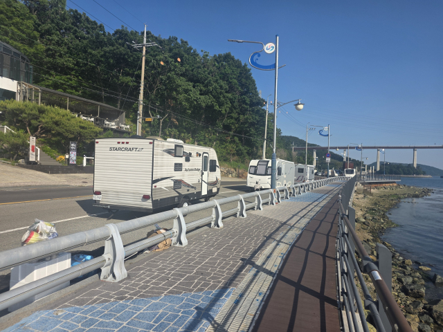 19일 경남 창원시 성산구 삼귀해안도로에 알박기 중인 카라반 등 캠핑 차량. 강대한 기자