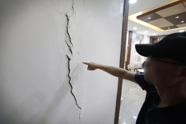 19일 부산 부산진구 양정동의 한 가로주택정비사업장 인근 교회 벽면에 균열이 발생해 있다. 인근 빌라 주차장 등에서도 균열이 나타나고 있다. 정대현 기자 jhyun@