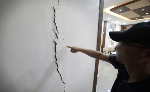 공사장 옆 건물 균열·침하… “노후 때문” 버티는 시공사