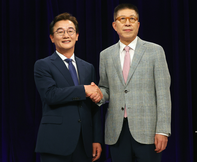 더불어민주당 전재수 부산시장 후보와 국민의힘 박형준 부산시장 후보가19일 오후 부산 KNN에서 진행된 부산시장 후보자 토론회에 앞서 악수하고 있다. 연합뉴스