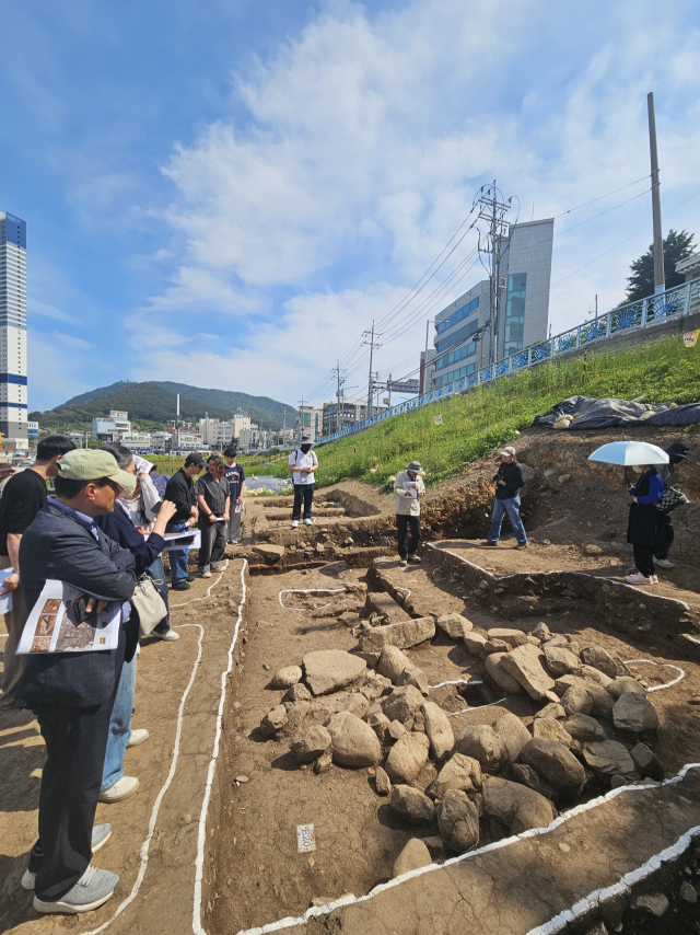 영도 동삼동 패총 발굴 현장 설명회 모습. 김효정 기자