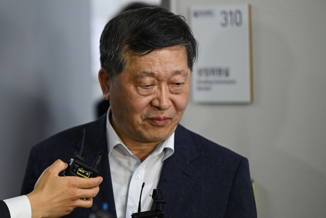 박수근 중앙노동위원장이 20일 새벽 정부세종청사 중앙노동위원회에서 사후조정 회의를 마친 뒤 취재진의 질문에 답하고 있다. 삼성전자 노사는 이날 새벽 시작된 3차 사후조정 회의를 오전 10시에 속개할 예정이다. 연합뉴스