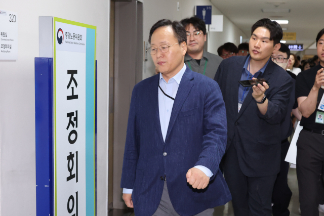 삼성전자 사측 대표교섭위원인 여명구 DS(디바이스솔루션·반도체 사업 담당) 피플팀장이 20일 정부세종청사 중앙노동위원회에서 총파업 예고 시점을 하루 앞두고 열린 3차 사후조정 회의에 들어가고 있다. 연합뉴스