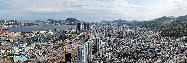 부산의 원도심과 부산항 일대 모습. 부산일보DB