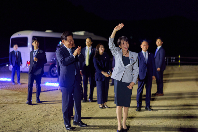 다카이치 사나에 일본 총리가 19일 이재명 대통령과 함께 선유줄불놀이 관람을 위해 경북 안동 하회마을을 방문해 시민들에게 인사하고 있다. 연합뉴스