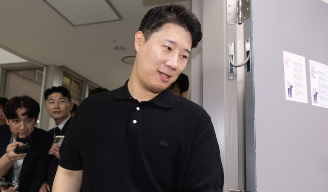 삼성그룹 초기업노동조합 삼성전자지부 최승호 위원장이 총파업 예고시점을 하루 앞둔 20일 정부세종청사 중앙노동위원회에서 열린 3차 사후조정 회의에 참석한 뒤 회의장을 나가고 있다. 연합뉴스
