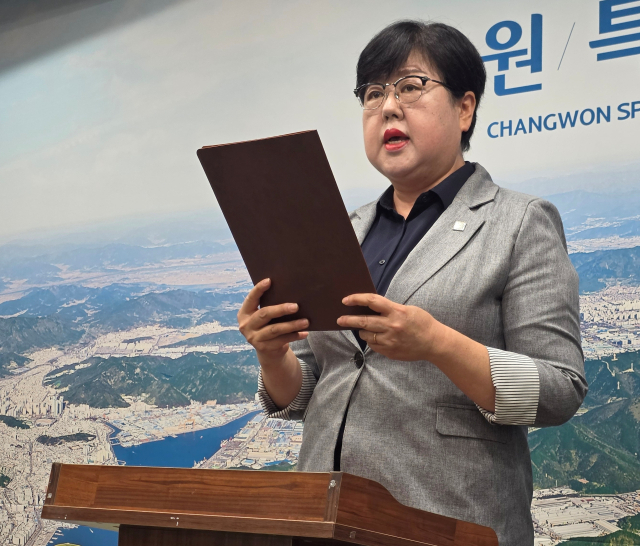김미나 전 창원시의원이 20일 오전 창원시청 프레스센터에서 기자회견을 열고 자유와혁신 비례대표 출마를 알리고 있다. 강대한 기자