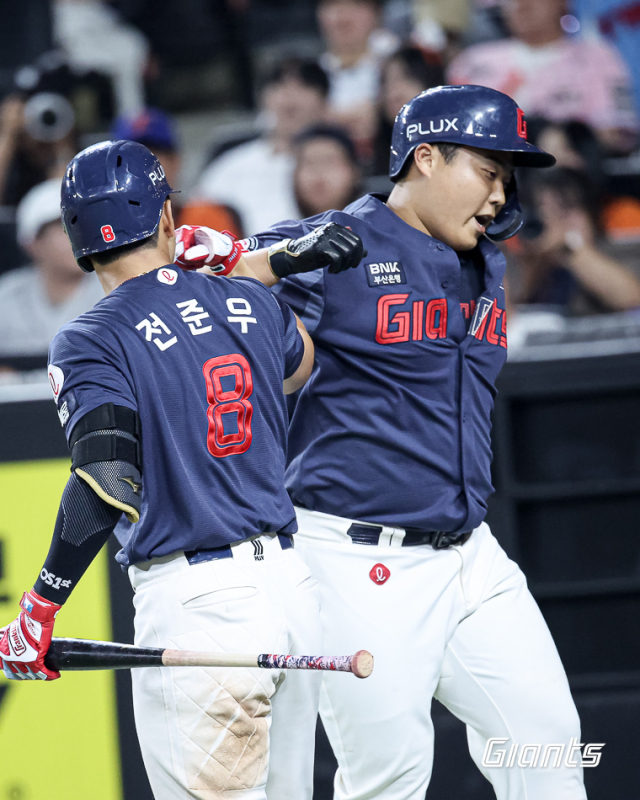 19일 한화전에서 8회초 홈런을 친 한동희가 주장 전준우와 세리머니를 하고 있다. 롯데 자이언츠 제공