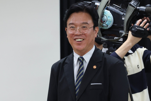 20일 경기도 수원시 장안구 경기고용노동청에서 열린 삼성전자 임금협상을 마친 후 김영환 고용노동부 장관이 환하게 웃고 있다. 연합뉴스