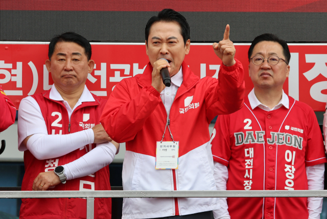 6·3 지방선거 및 재보선 공식 선거운동 첫날인 21일 국민의힘 장동혁 상임선거대책위원장이 대전 동구 대전역 서광장에서 이장우 대전시장 후보 지지 발언을 하고 있다. 연합뉴스