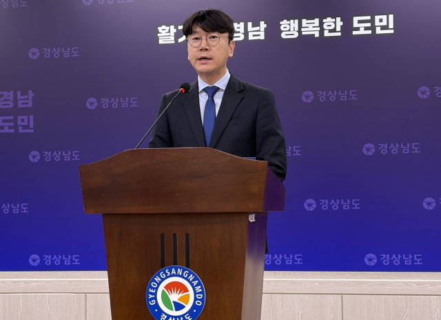 21일 김경수 캠프 김명섭 대변인이 도청 프레스센터에서 박완수 후보의 친인척 취업 지원 의혹에 관해 진상을 밝히라는 기자회견을 하고 있다. 이재희 기자