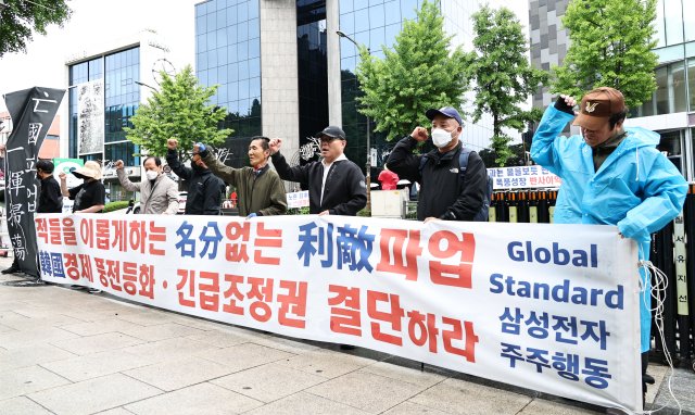 21일 서울 용산구 이재용 삼성전자 회장 자택 인근에서 열린 삼성전자 긴급조정권 발동 촉구 기자회견에서 삼성전자 주주행동 실천본부 관계자들이 구호를 외치고 있다. 연합뉴스