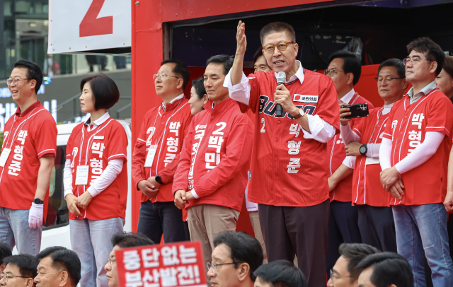6·3 지방선거 공식 선거운동이 시작된 21일, 국민의힘 박형준 후보가 동구 부산역 광장에서 부산 합동 출정식을 열고 필승 결의를 다졌다. 김종진 기자