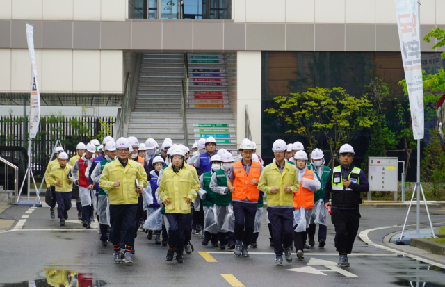 한국서부발전은 21일 김포발전본부에서 ‘2026년 재난대응 안전한국훈련’을 진행했다. 훈련 상황 중 발전소 근무자들이 대피하는 모습. 서부발전 제공