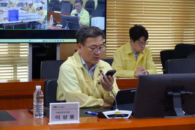 한국서부발전은 21일 김포발전본부에서 ‘2026년 재난대응 안전한국훈련’을 진행했다. 이상용 서부발전 기술안전부사장이 재난안전통신망을 이용해 훈련을 지휘하는 모습. 서부발전 제공
