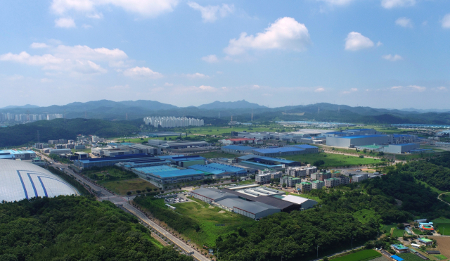 한국서부발전은 충남 서산시청에서 서산시, 서산 오토밸리·인더스밸리 일반산업단지 입주기업체협의회와 해당 산업단지 내 공영주차장 등의 부지를 활용한 태양광 발전사업 추진 업무협약을 체결했다. 사진은 서산 오토밸리 전경. 서부발전 제공