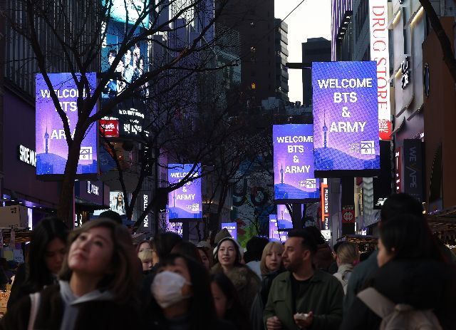 지난 3월 19일 서울 중구 명동 거리의 미디어폴에서 BTS와 팬들을 환영하는 문구가 나오고 있다. 연합뉴스
