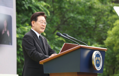 봉하마을 찾은 이 대통령 