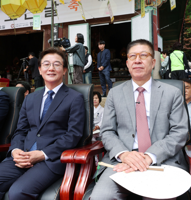 더불어민주당 전재수 부산시장 후보와 국민의힘 박형준 부산시장 후보가 부처님오신날인 24일 오전 부산 금정구 범어사에서 열린 봉축 법요식에 나란히 참석해 있다. 정종회 기자 jjh@