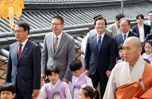 더불어민주당 전재수 부산시장 후보와 국민의힘 박형준 부산시장 후보가 부처님오신날인 24일 오전 부산 금정구 범어사에서 열린 봉축 법요식에 참석하고 있다. 정종회 기자 jjh@