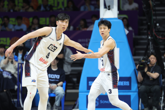 KCC 송교창이 2025-2026 프로농구 챔피언결정전 1차전에서 허웅과 손을 마주치고 있다. 연합뉴스