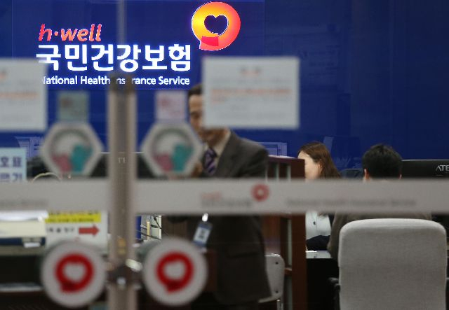 보건복지부는 ‘본인부담상한액 기준보험료의 산정기준 등에 관한 고시 일부개정 고시안’을 최근 행정 예고했다고 24일 밝혔다. 연합뉴스
