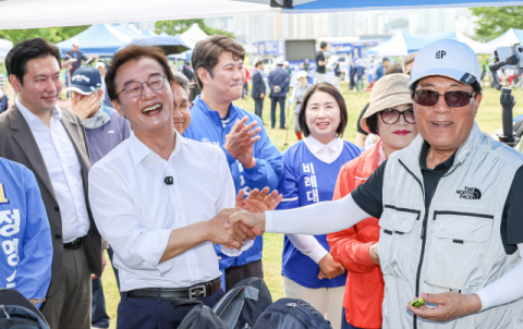 “민심 잡아라” 연휴 마지막날 축제·전통시장 찾은 후보