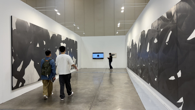 특별전 ‘커넥트’(CONNECT)에 참여한 김은주의 21m 대작 ‘그려보다’ 설치 전경. 연필 선의 반복과 축적을 통해 시간과 노동, 기억의 밀도를 드러낸 대형 드로잉 작업으로 특히 관람객의 주목을 받았다. 김은영 기자 key66@