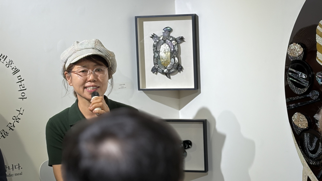 25일 오후 부산 동구 초량동 낭만시간연구소에서 열린 김경화 초대전 ‘초량: 녀성상’과 연계한 작가와의 대화 모습. 김은영 기자 key66@