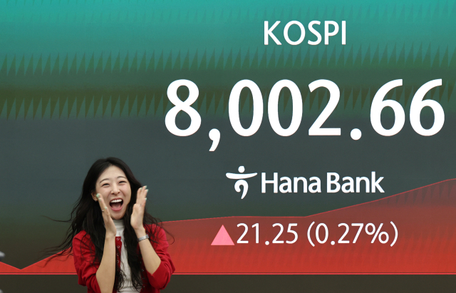 코스피가 8,000선을 돌파한 지난 15일 서울 하나은행 본점 딜링룸에서 딜러가 기뻐하고 있다. 연합뉴스