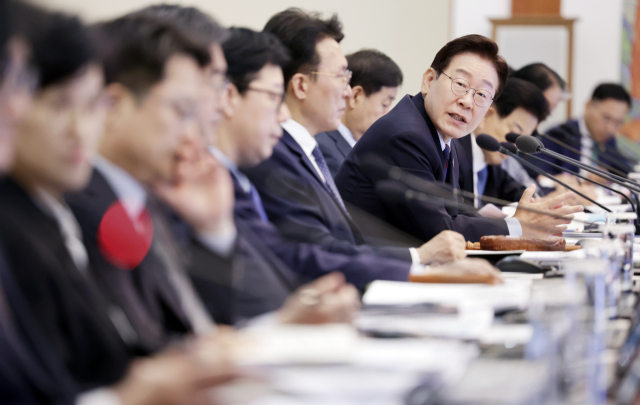 이재명 대통령이 26일 청와대에서 열린 국무회의 겸 비상경제점검회의에서 황종우 해양수산부 장관의 보고를 들은 뒤 발언하고 있다. 연합뉴스