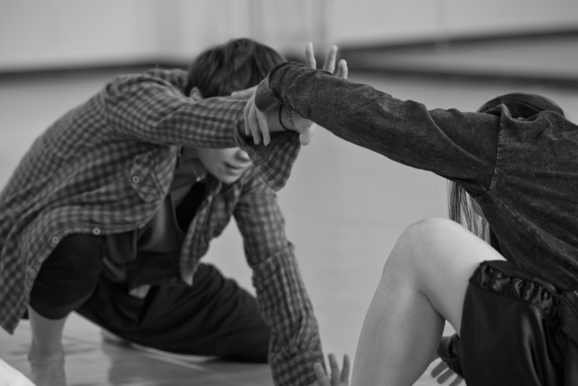 경희댄스시어터가 28~29일 부산 백양문화예술회관에서 선보이는 현대무용 공연 ‘밖’ 연습 장면. 경희댄스시어터 제공