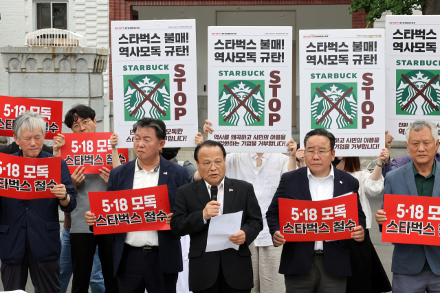 정용진 신세계그룹 회장이 26일 서울 강남구 조선팰리스 호텔에서 스타벅스 ‘탱크데이’ 논란과 관련해 사과 인사를 하고 있다(위). 같은 날 광주 동구 5·18민주광장에서 5·18기념재단과 공법3단체 회원들이 기자회견을 열어 5·18 폄훼 표현으로 물의를 일으킨 스타벅스 코리아와 정용진 신세계그룹 회장을 규탄하고 있다. 연합뉴스