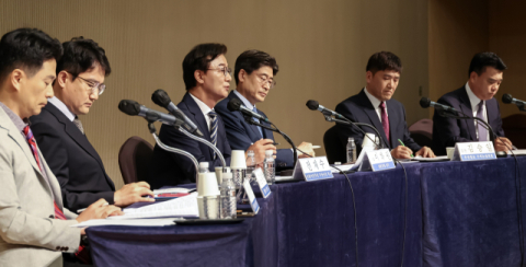 스벅 논란…전재수 “공동체 이익 훼손하는 엄중한 문제” vs 박형준 “마녀사냥식 공세는 자유 가치 훼손” [관훈토론회]