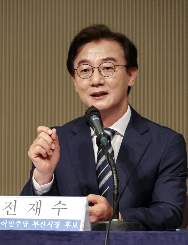26일 부산 해운대구 동서대학교 센텀캠퍼스 컨벤션홀에서 열린 관훈클럽·부산일보 공동 주최 부산시장 후보 초청 관훈토론회에서 더불어민주당 전재수 후보가 발언하고 있다. 김종진 기자 kjj1761@