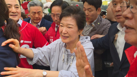 박근혜 전 대통령 진주 방문… 국힘 선거운동 도보 유세