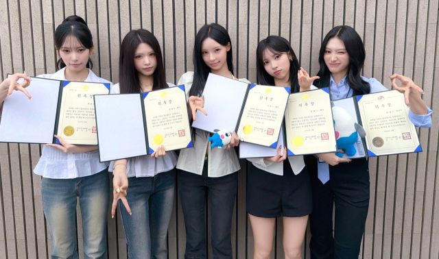 거제시는 지난 22일 5인조 걸그룹 리센느를 ‘디지털 콘텐츠형 홍보대사’로 위촉했다. 팀 리더를 맡고 있는 원이(가운데)가 거제 출신이다. 거제시 제공