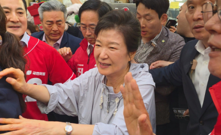 박근혜 전 대통령 진주 방문… 국힘 선거운동 도보 유세
