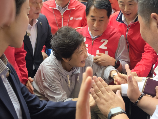 박근혜 전 대통령이 27일 오후 양산 남부시장을 찾아 지지자와 하이파이브를 하고 있다. 김태권 기자