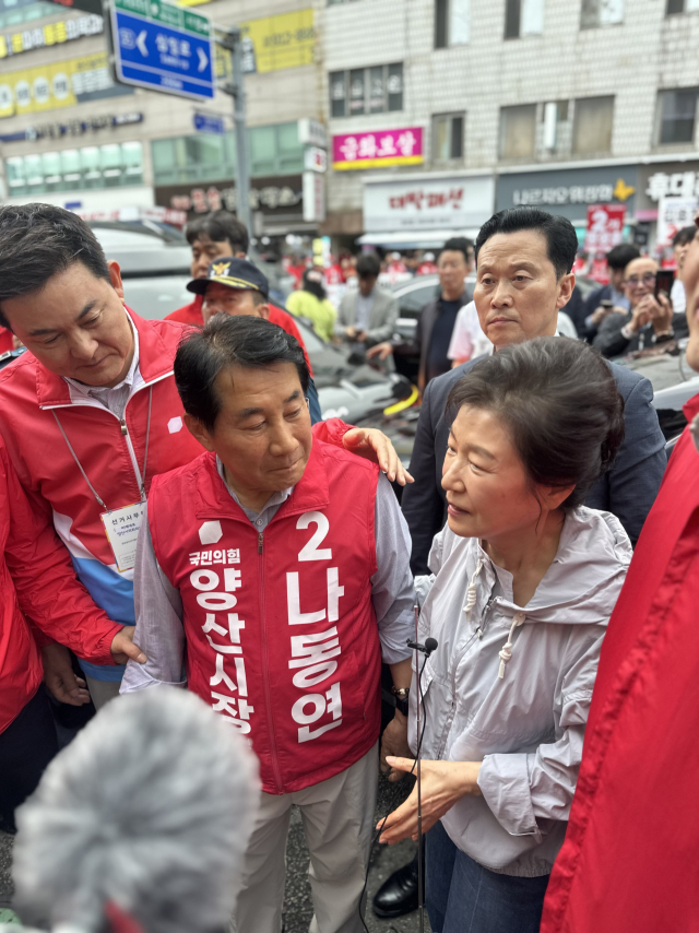 박근혜 전 대통령이 27일 남부시장에서 지지자들에게 인사말을 하고 있다. 나동연 후보 캠프 제공