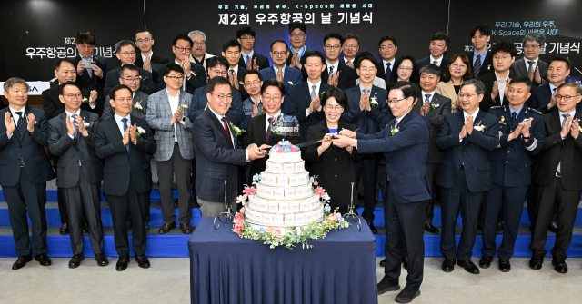 27일 경남 사천 우주항공청사에서 열린 '제2회 우주항공의 날 기념식'에서 오태석 우주항공청장(앞줄 왼쪽 두 번째)을 비롯한 참석자들이 기념 케이크를 자르고 있다. 우주항공청 제공