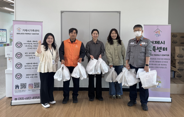 한화오션 임직원들이 식생활에 어려움을 겪는 아동·청소년 가정에 반찬을 전달하고 있다. 한화오션 제공