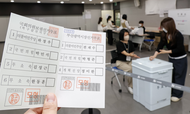 제9회 전국동시지방선거 사전투표를 하루 앞둔 28일 오후 부산 연제구청에서 사전투표소 설비 모의시험이 진행되고 있다. 김종진 기자 kjj1761@