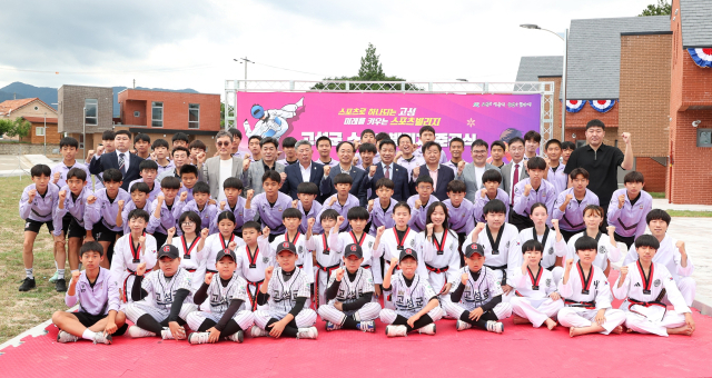 고성군은 28일 고성읍 스포츠타운에서 ‘스포츠빌리지 준공식’을 열었다. 현장에는 이상근 군수와 최을석 군의회 의장, 전제동 고성교육장, 도·군의원, 체육회 관계자, 유소년 선수 등 100여 명이 함께했다. 고성군 제공